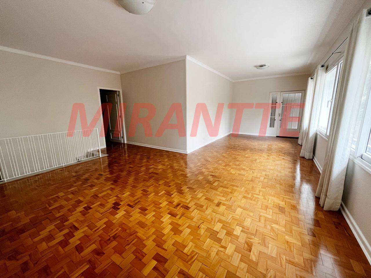 Cond. fechado de 280m² com 4 quartos em Santana