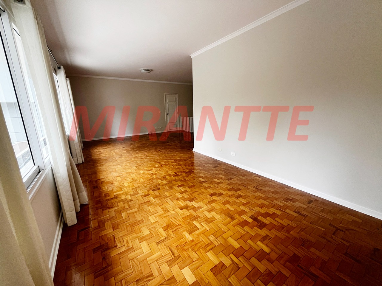 Cond. fechado de 280m² com 4 quartos em Santana