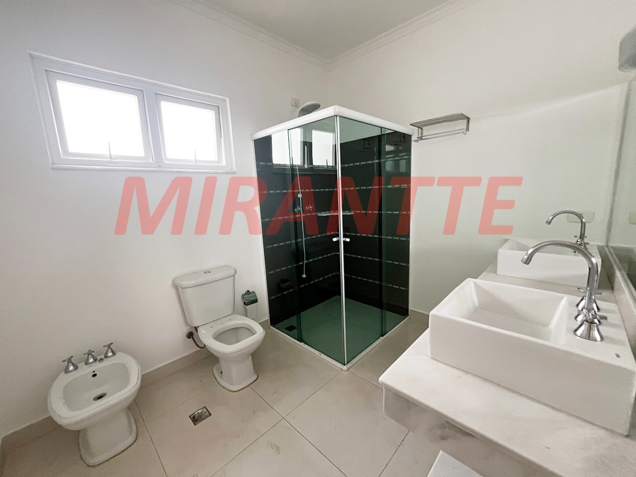 Cond. fechado de 280m² com 4 quartos em Santana