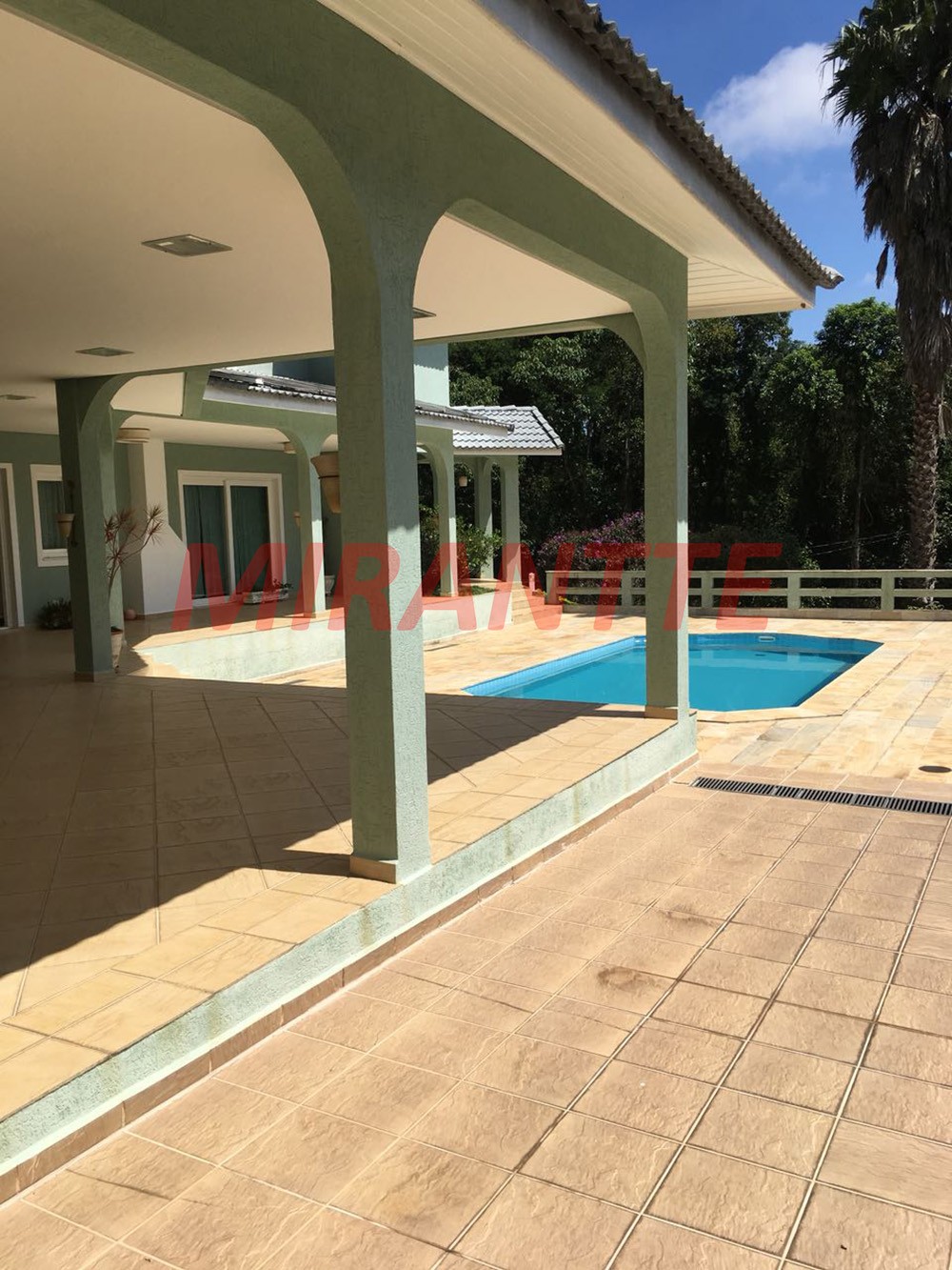 Sobrado de 498m² com 4 quartos em Arujazinho