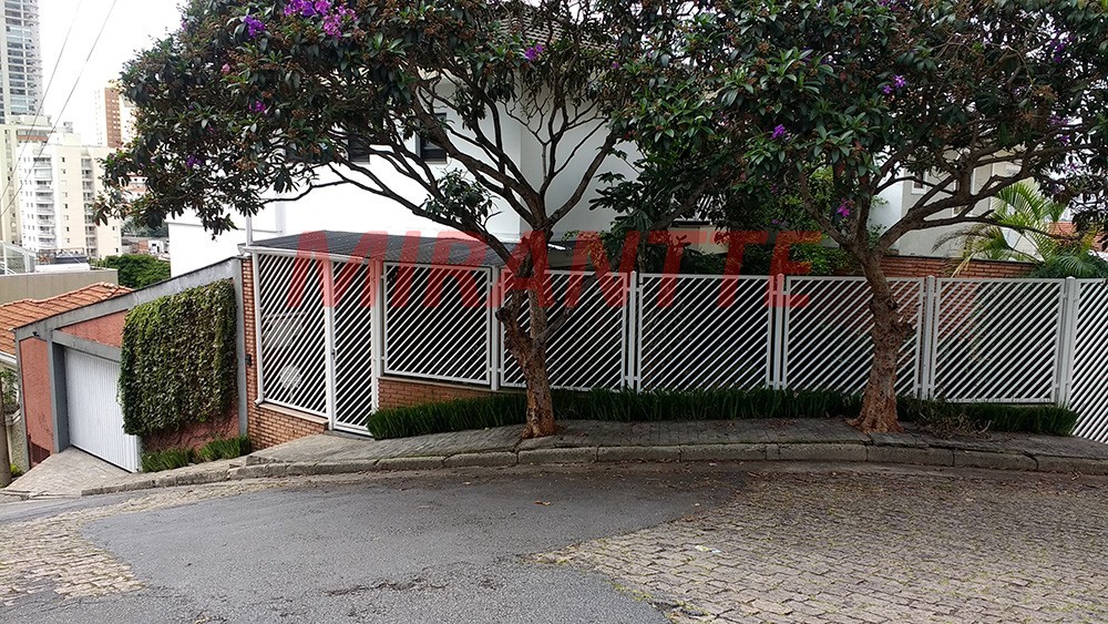 Sobrado de 250m² com 3 quartos em Santana