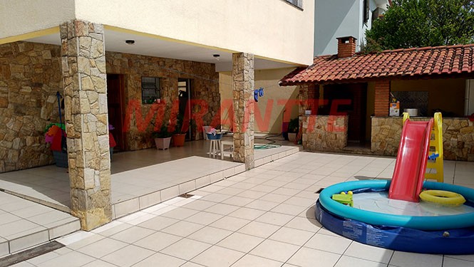 Sobrado de 450m² com 4 quartos em Jardim Guapíra