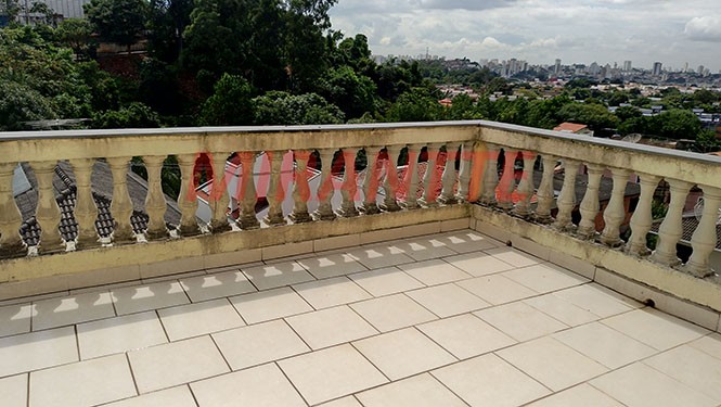 Sobrado de 450m² com 4 quartos em Jardim Guapíra