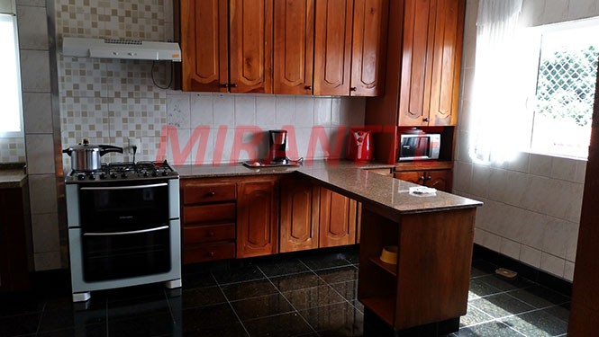 Sobrado de 450m² com 4 quartos em Jardim Guapíra