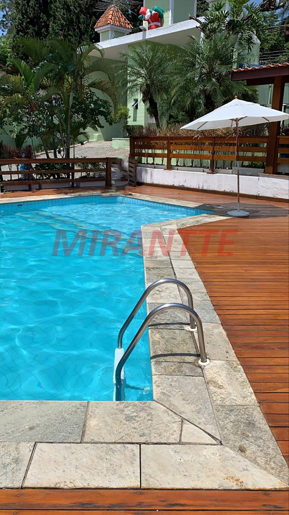 Cond. fechado de 110m² com 3 quartos em Horto Florestal