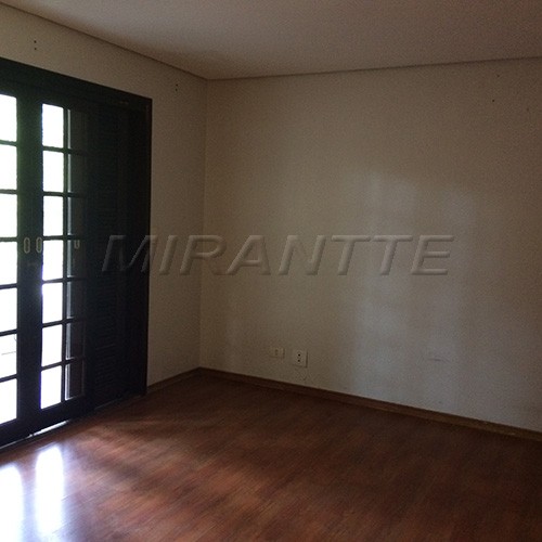 Sobrado de 400m² com 4 quartos em Serra da Cantareira