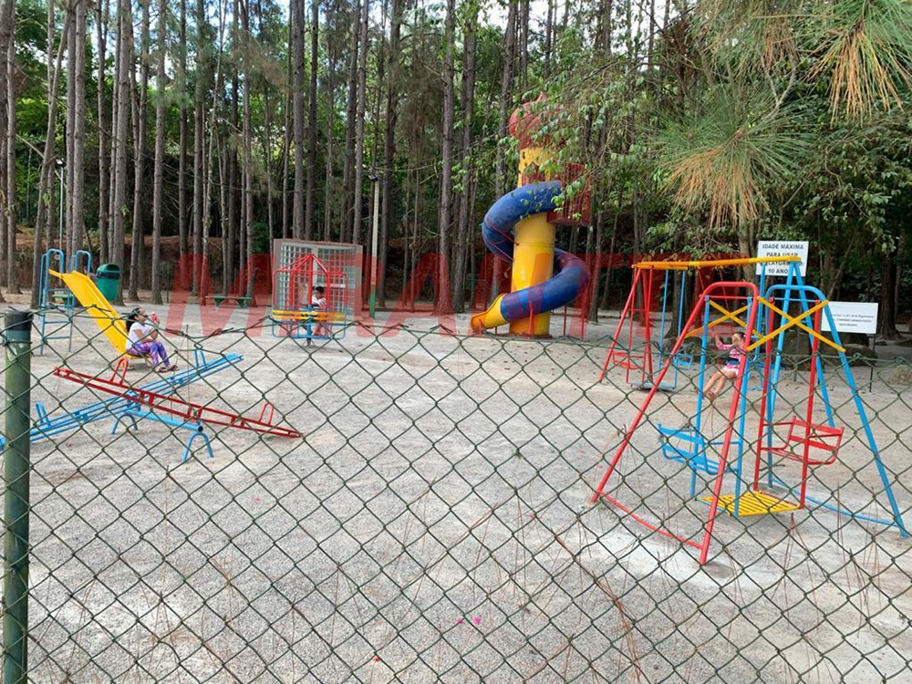 Cond. fechado de 833m² com 6 quartos em Condomínio Flamboyant-B