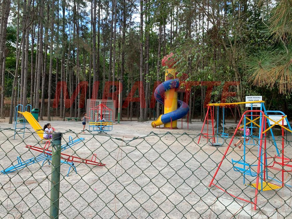 Cond. fechado de 833m² com 6 quartos em Condomínio Flamboyant-B