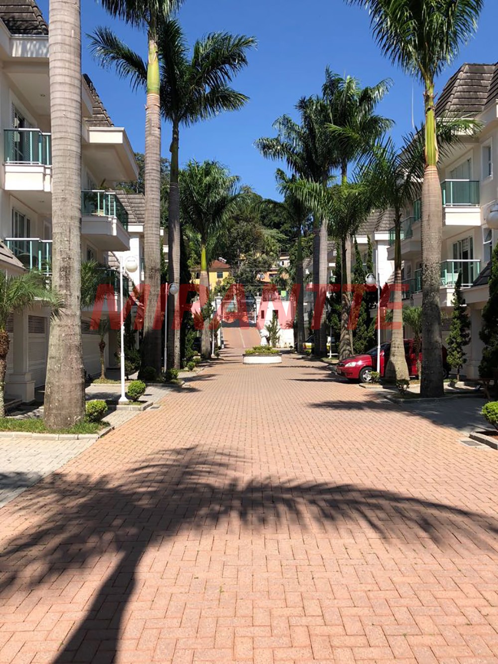 Cond. fechado de 380m² com 4 quartos em Horto Florestal