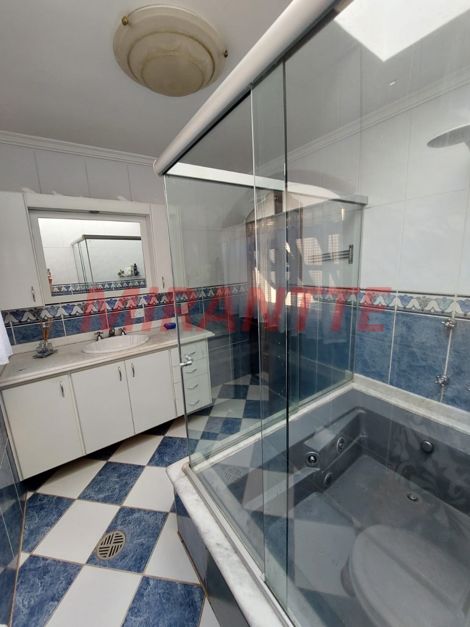Sobrado de 550m² com 4 quartos em Serra Da Cantareira