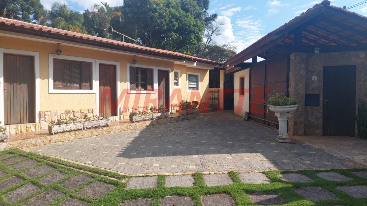 Sobrado de 550m² com 4 quartos em Serra Da Cantareira