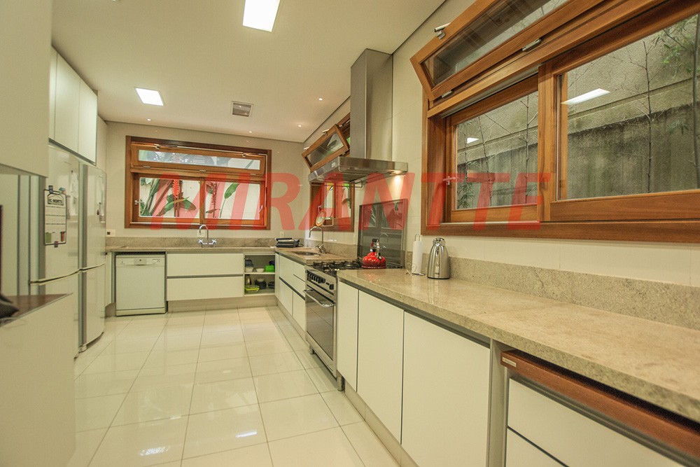 Cond. fechado de 778m² com 4 quartos em Cidade Jardim