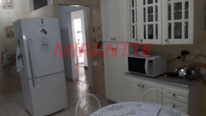 Sobrado de 280m² com 3 quartos em Vila Mazzei