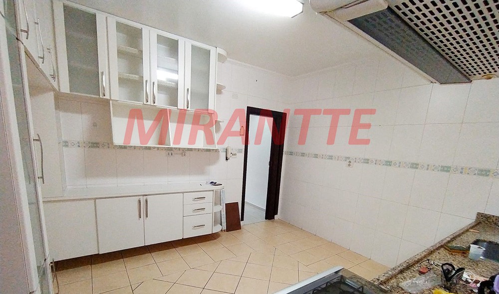Sobrado de 220m² com 3 quartos em Água Fria