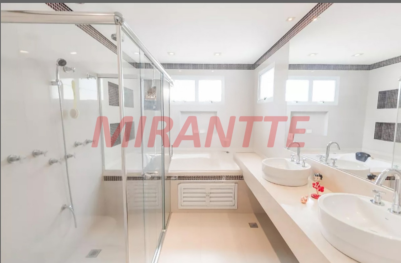 Sobrado de 357m² com 4 quartos em Vila Ester