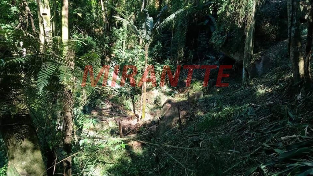 Terreno de 683m² em Serra da Cantareira