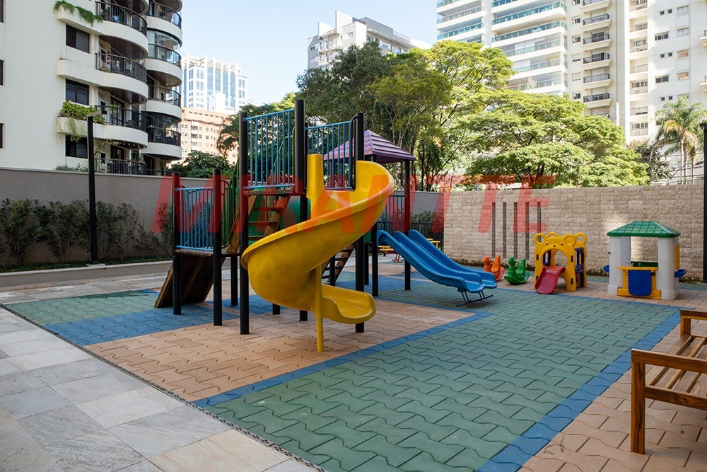 Apartamento de 2018m² com 4 quartos em Alphaville