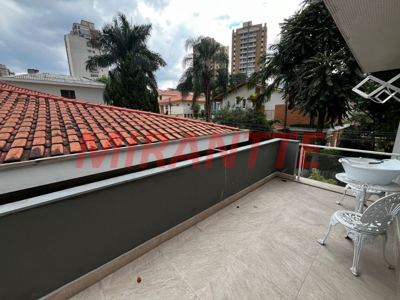 Cond. fechado de 450m² com 4 quartos em Santana