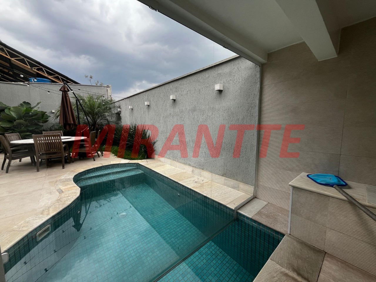 Cond. fechado de 450m² com 4 quartos em Santana