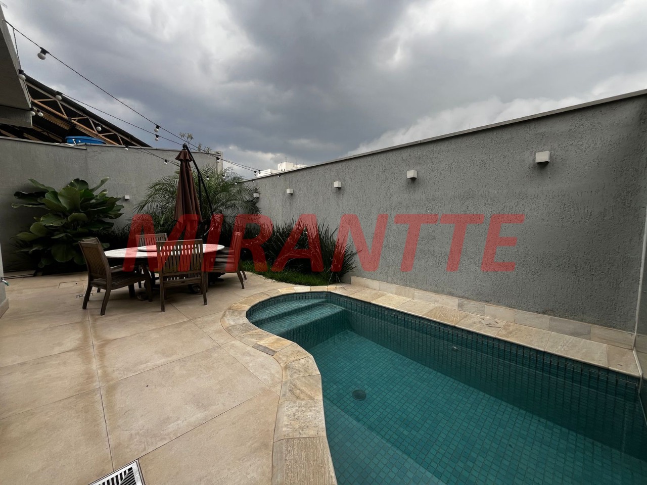 Cond. fechado de 450m² com 4 quartos em Santana