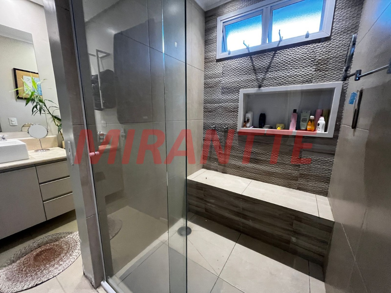 Cond. fechado de 450m² com 4 quartos em Santana