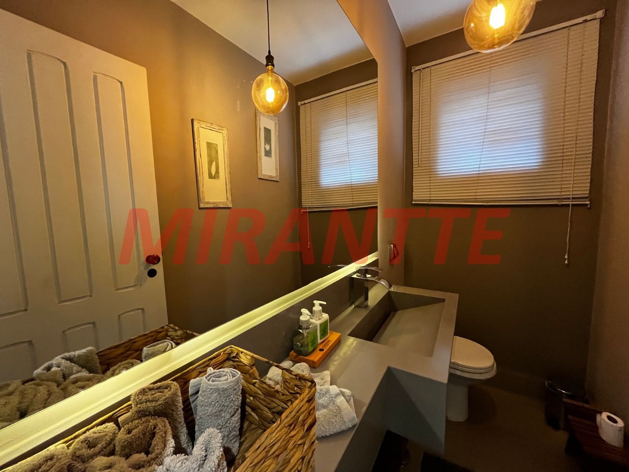 Cond. fechado de 450m² com 4 quartos em Santana