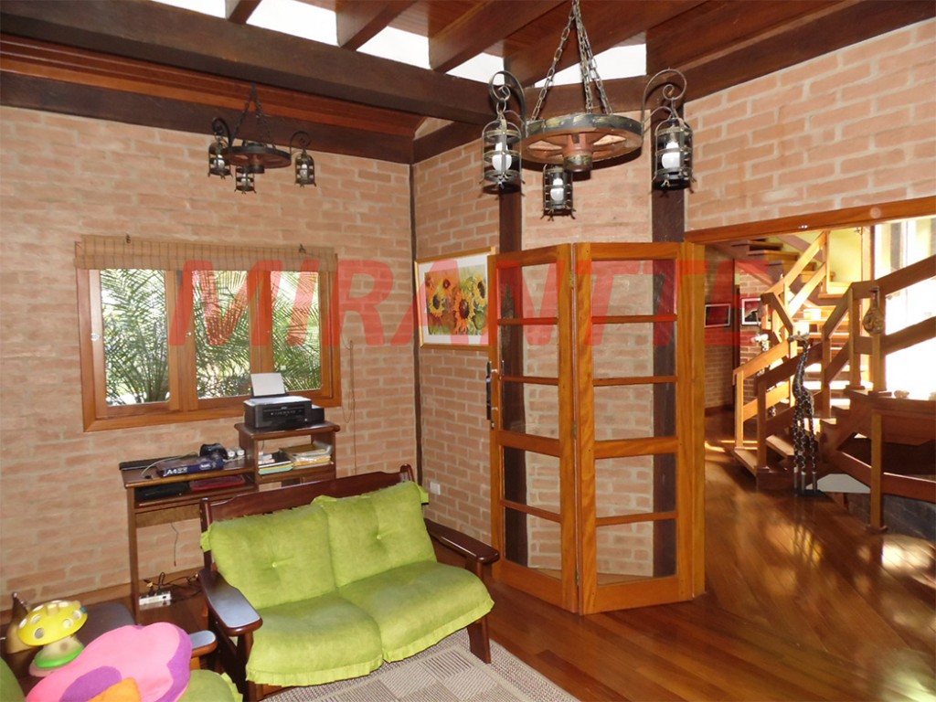 Sobrado de 580m² com 4 quartos em Serra da Cantareira