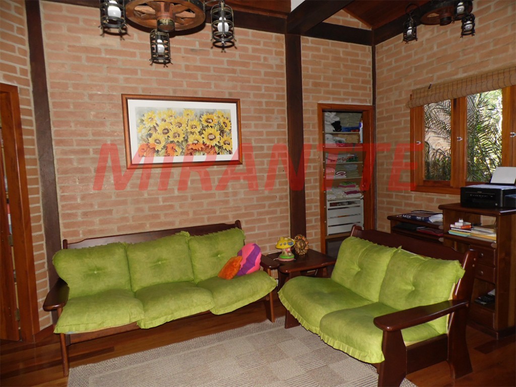 Sobrado de 580m² com 4 quartos em Serra da Cantareira