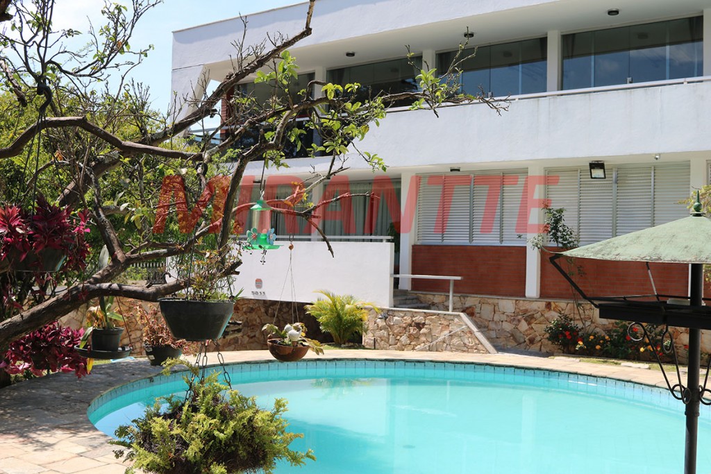 Sobrado com 4 quartos em Jardim Bibi