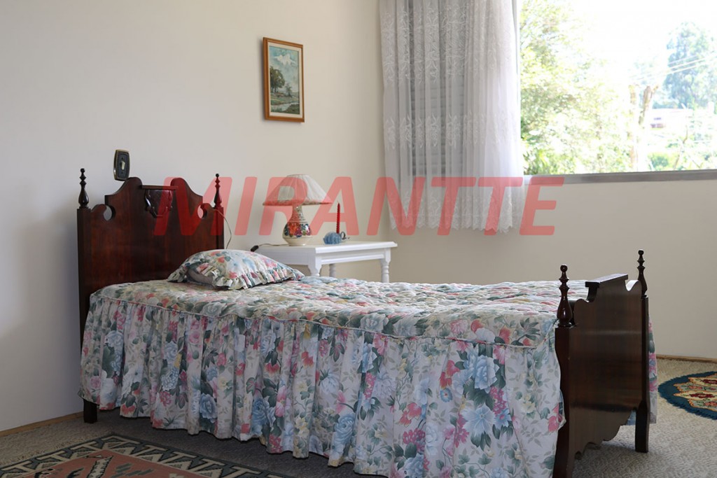 Sobrado com 4 quartos em Jardim Bibi