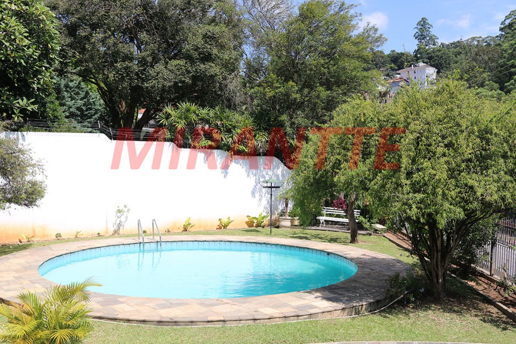Sobrado com 4 quartos em Jardim Bibi