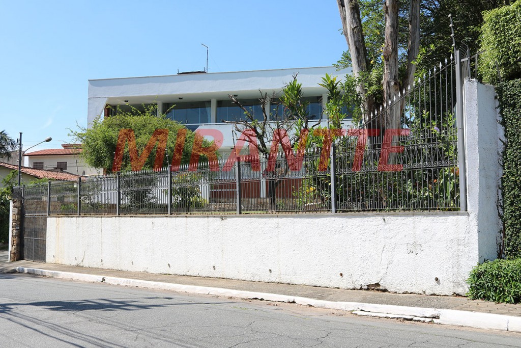 Sobrado com 4 quartos em Jardim Bibi