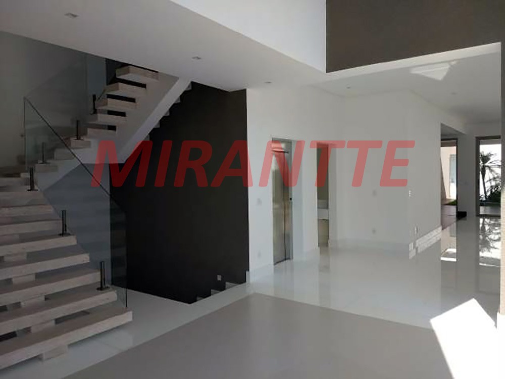 Cond. fechado de 637m² com 4 quartos em Vila Yolanda