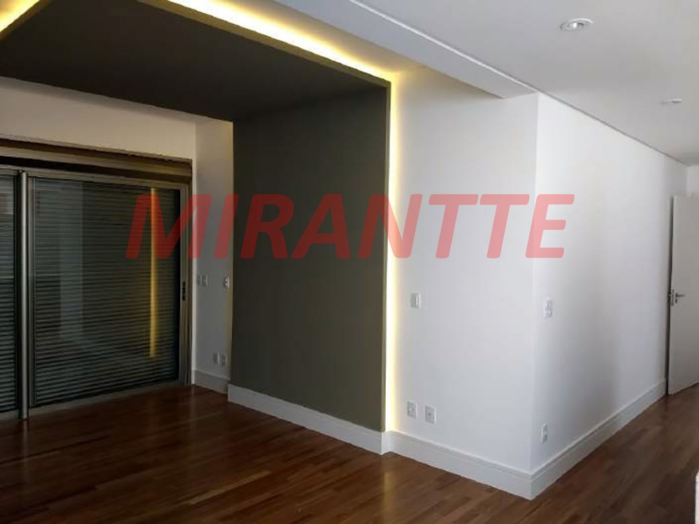 Cond. fechado de 637m² com 4 quartos em Vila Yolanda