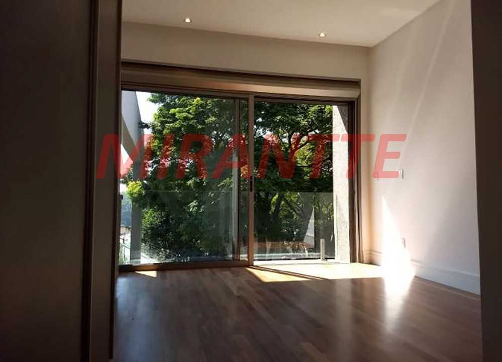 Cond. fechado de 637m² com 4 quartos em Vila Yolanda