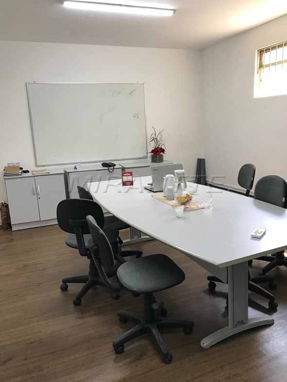 Comercial de 930m² em Ponte Pequena