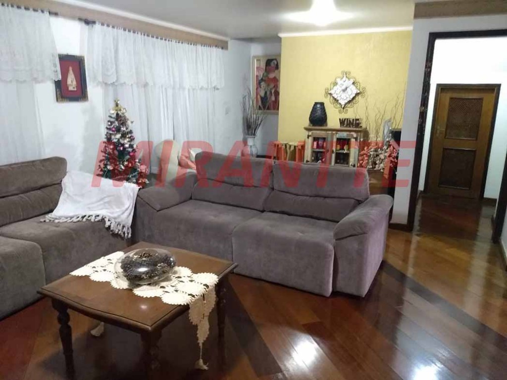 Sobrado de 319m² com 3 quartos em Água Fria