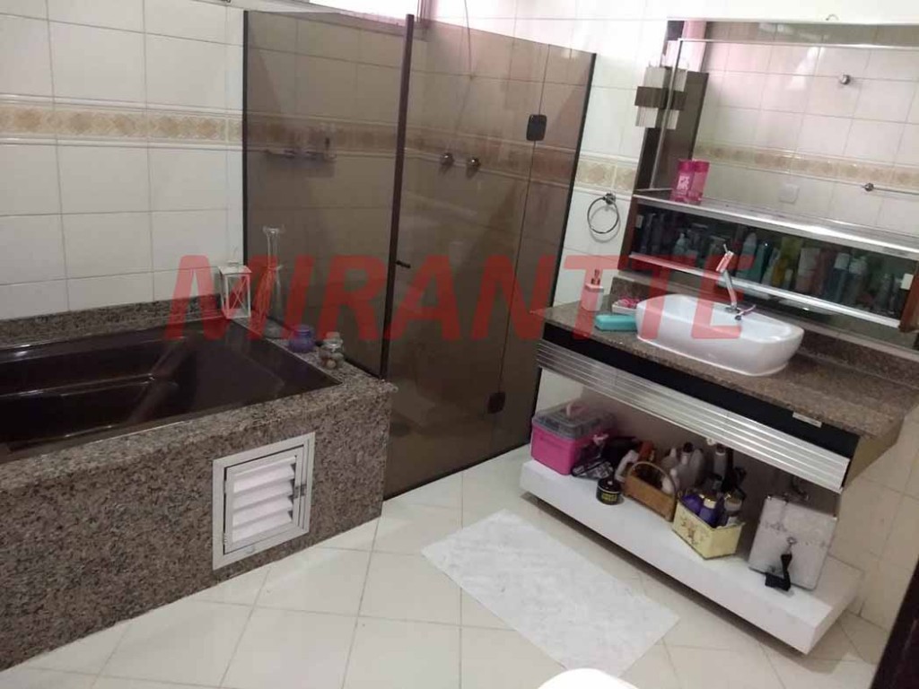 Sobrado de 319m² com 3 quartos em Água Fria