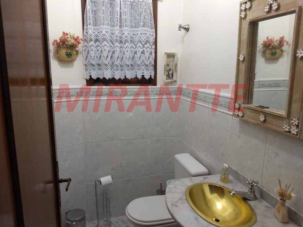 Sobrado de 319m² com 3 quartos em Água Fria
