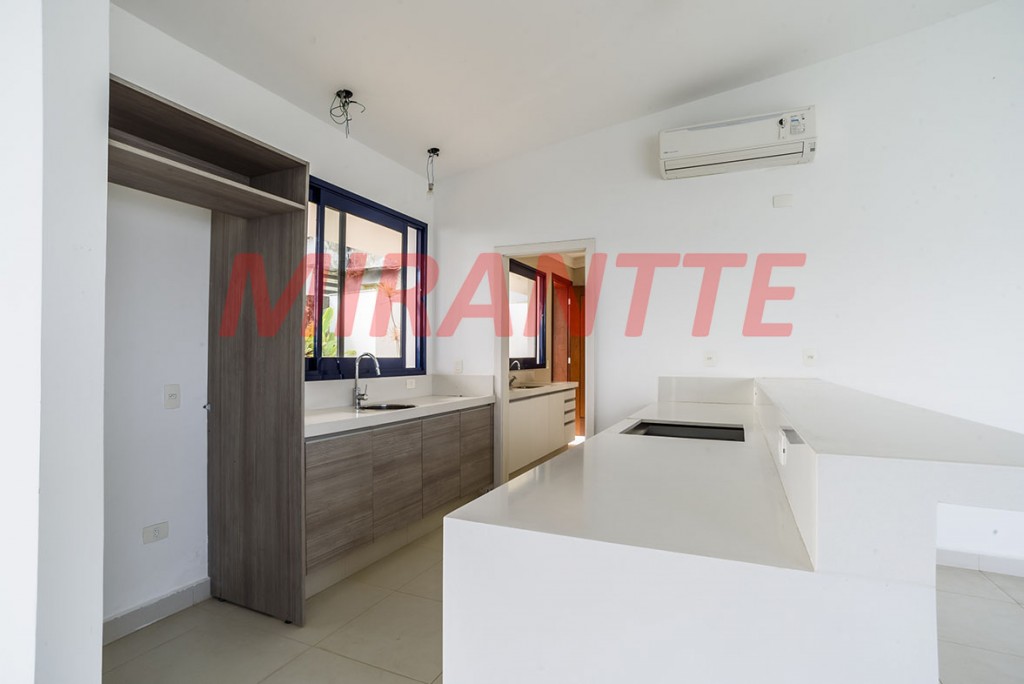 Cond. fechado de 181m² com 3 quartos em ENSEADA