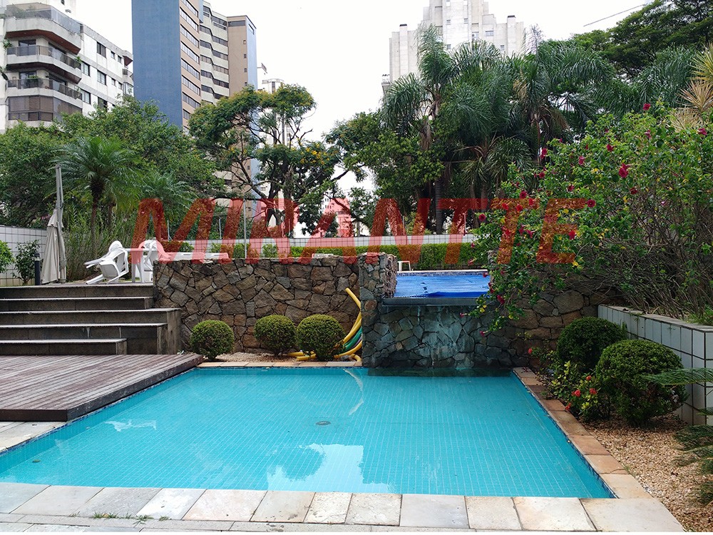 Cobertura duplex de 374m² com 4 quartos em Moema
