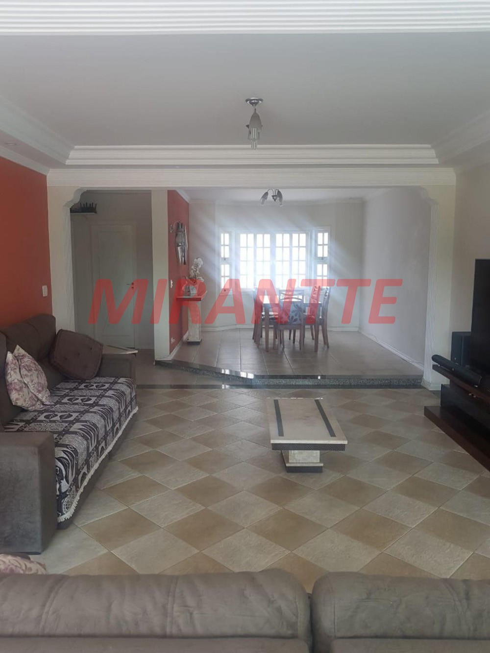 Sobrado de 420m² com 4 quartos em Jardim Guapíra