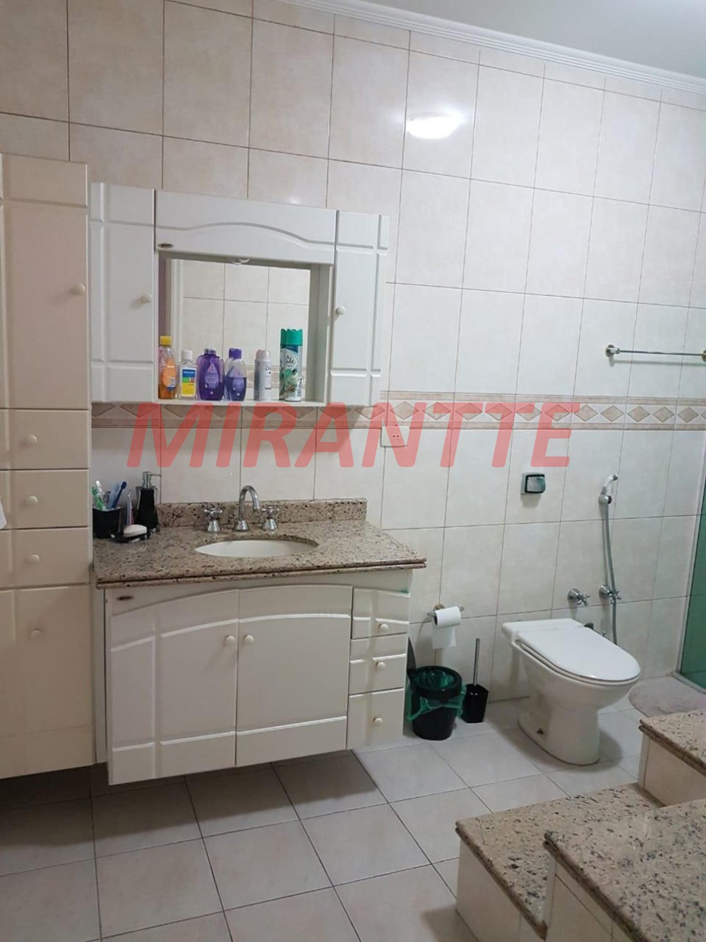 Sobrado de 420m² com 4 quartos em Jardim Guapíra