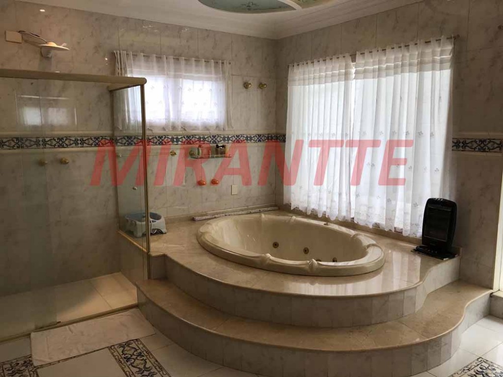 Sobrado de 750m² com 5 quartos em Serra Da Cantareira
