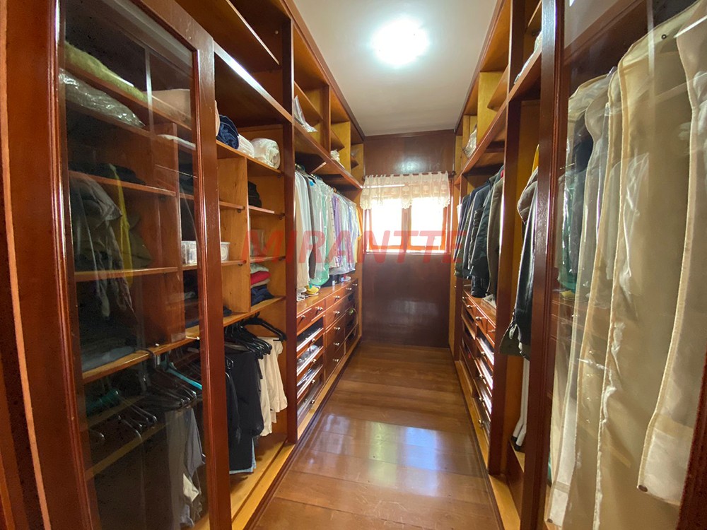 Sobrado de 680m² com 4 quartos em Serra da Cantareira