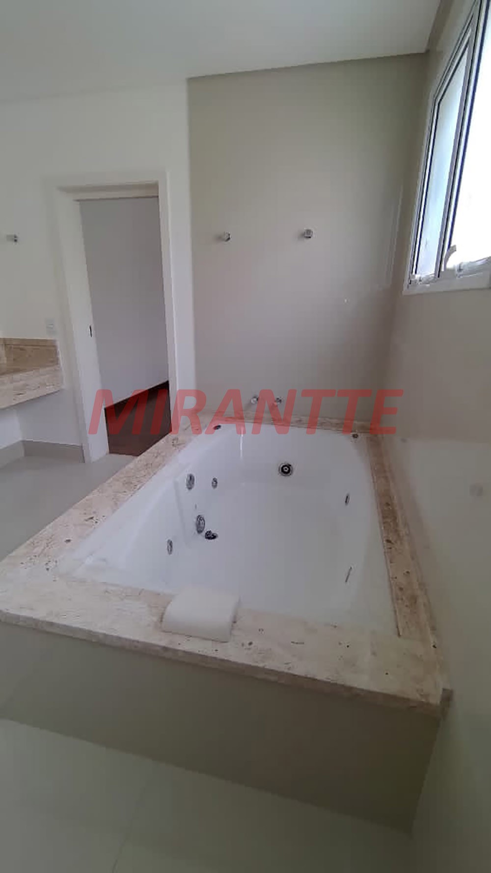Sobrado de 430m² com 4 quartos em Alphaville