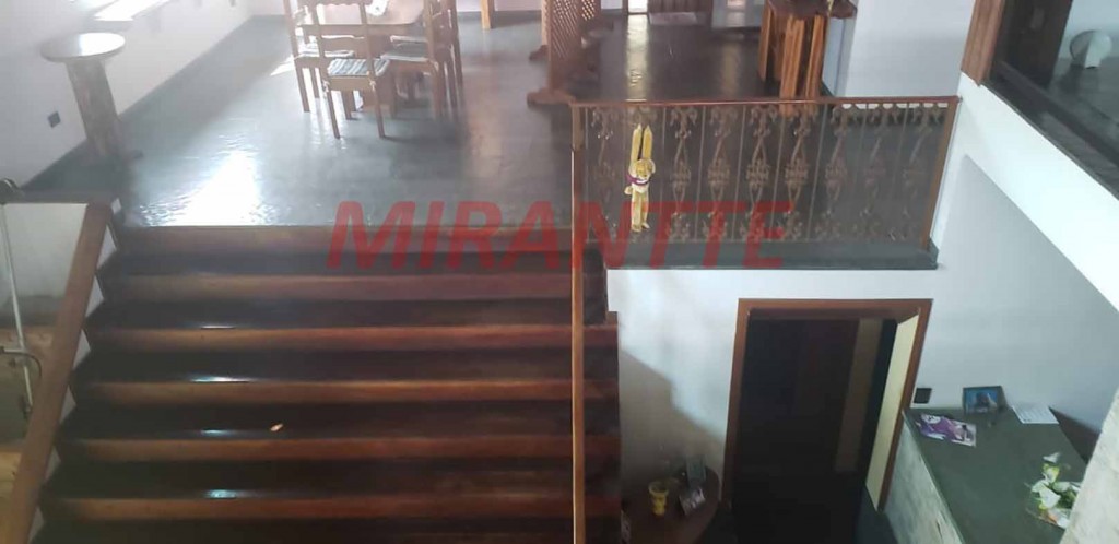 Sobrado de 550m² com 6 quartos em Arujazinho