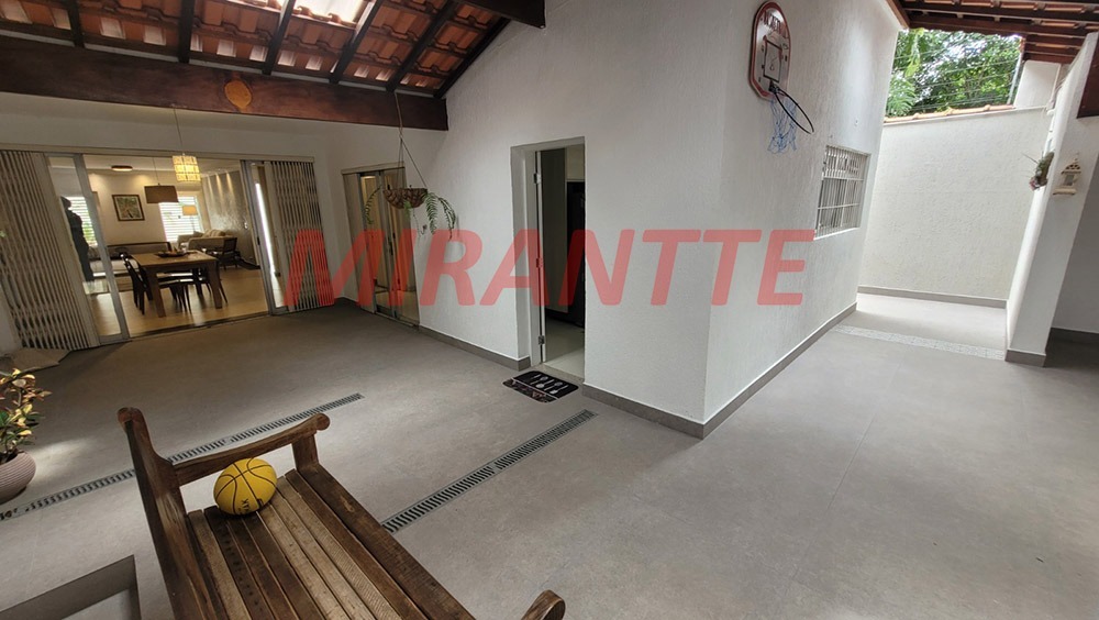 Sobrado de 305m² com 4 quartos em Tremembe