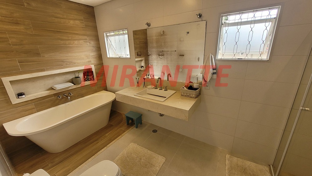 Sobrado de 305m² com 4 quartos em Tremembe