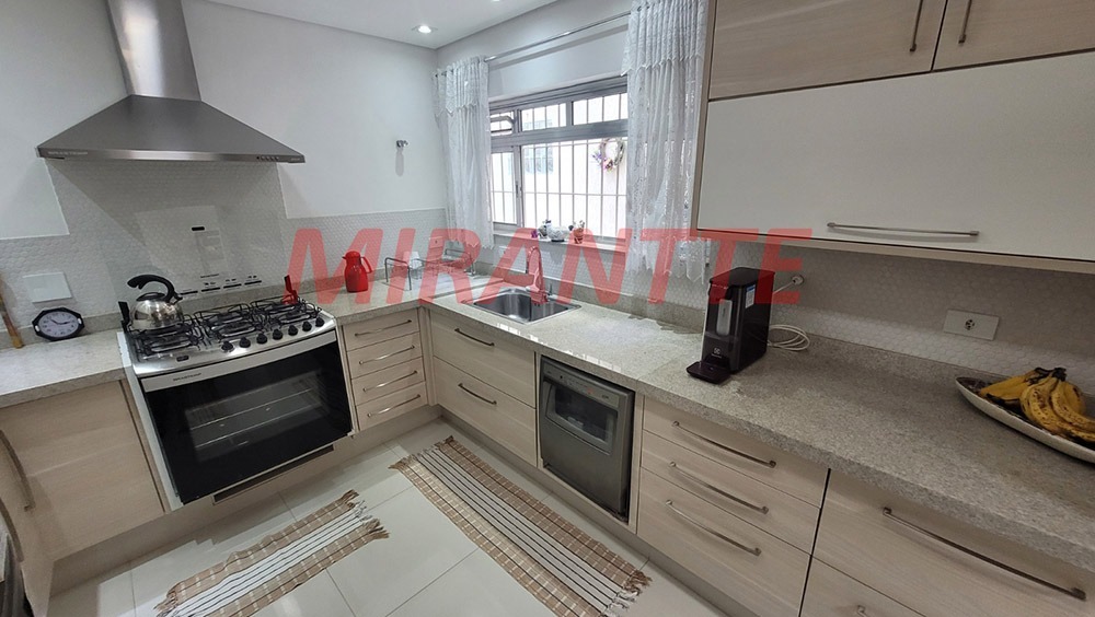 Sobrado de 305m² com 4 quartos em Tremembe